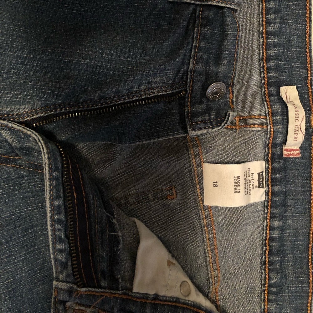 Levi’s women’s Classic Capri 99% cotton 1% spandex Size 18!
